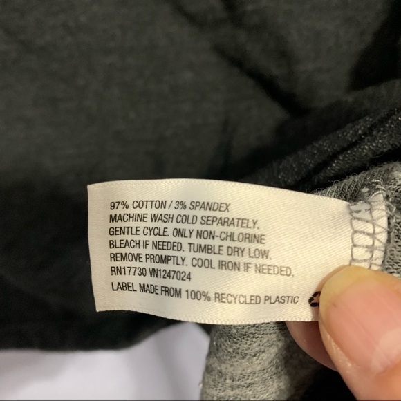 Hunter Men’s Dark Gray Embossed Logo Short Sleeves Tee - Picture 3 of 4